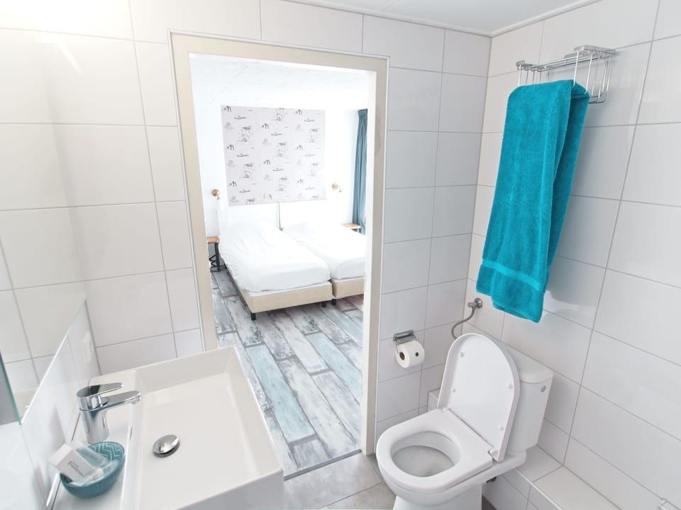Double Room | Bathroom | Free toiletries, hair dryer, towels