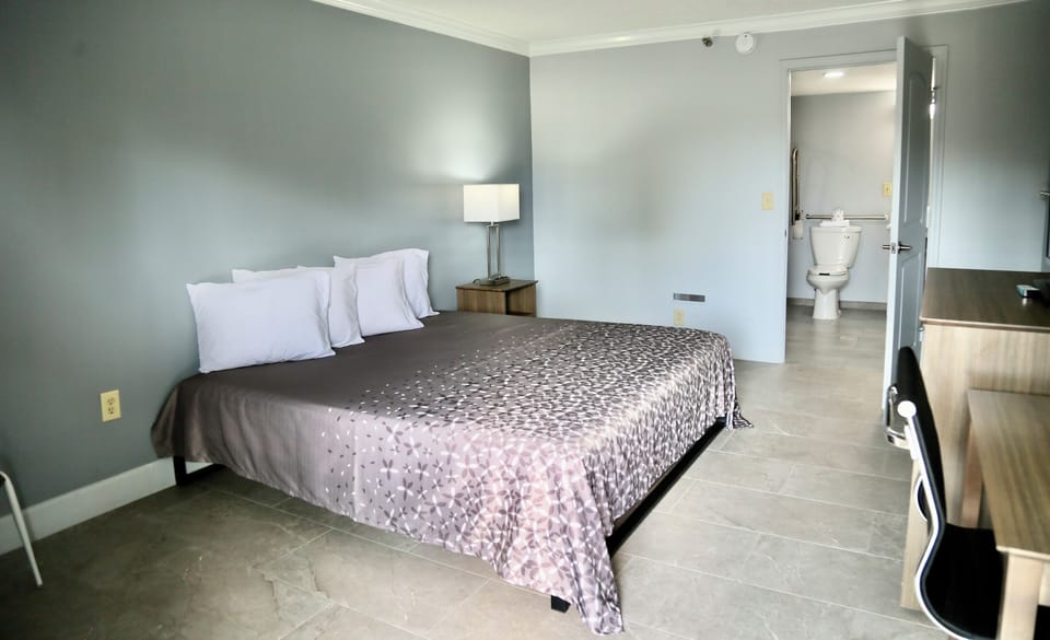 ADA King Room | Free WiFi, bed sheets