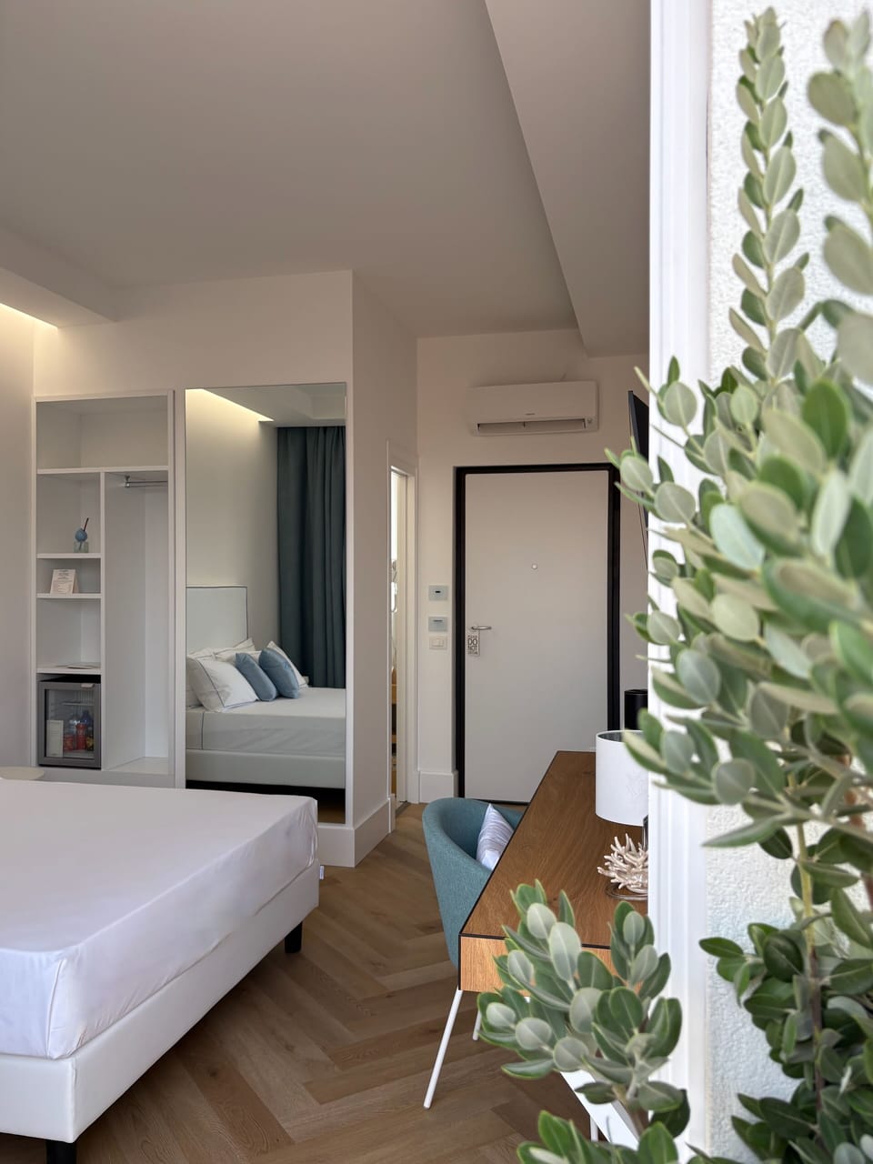 Suite con terrazza Panoramico | Bathroom | Shower, rainfall showerhead, hair dryer, towels