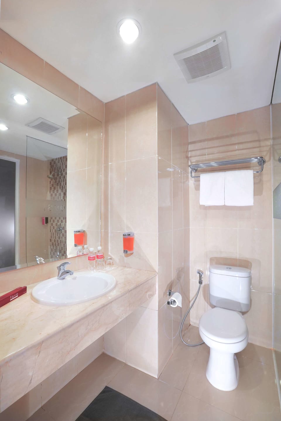 Standard Room | Bathroom | Shower, free toiletries, hair dryer, slippers