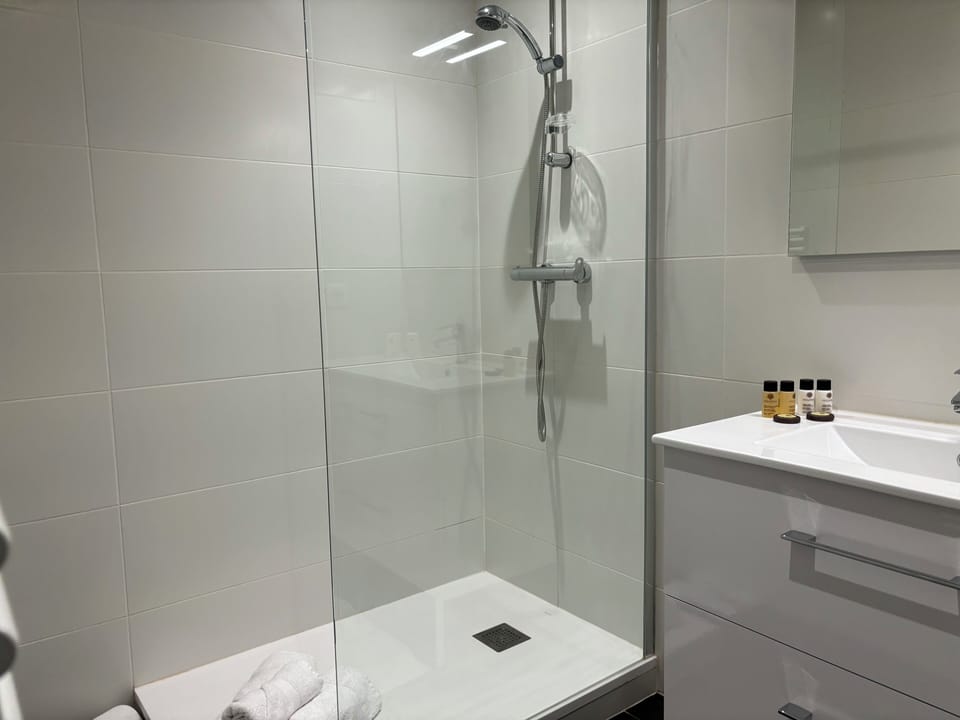 Les temps heureux | Bathroom | Shower, rainfall showerhead, free toiletries, hair dryer