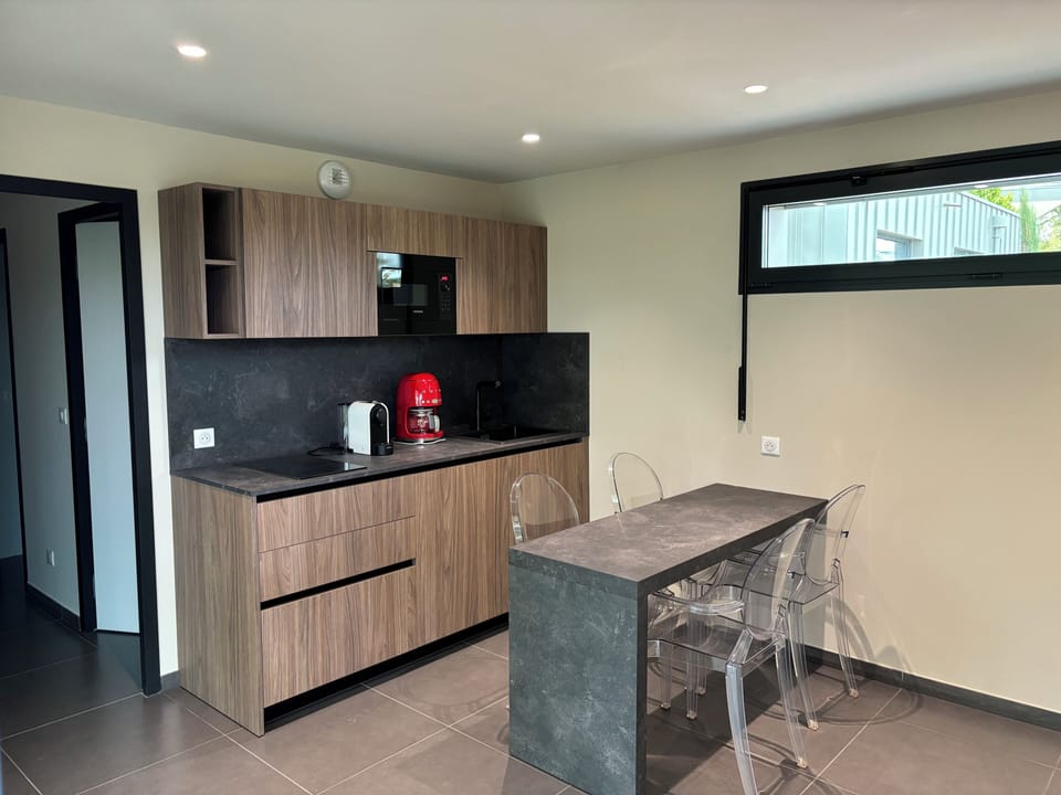 Les temps heureux | Private kitchen | Espresso maker, electric kettle