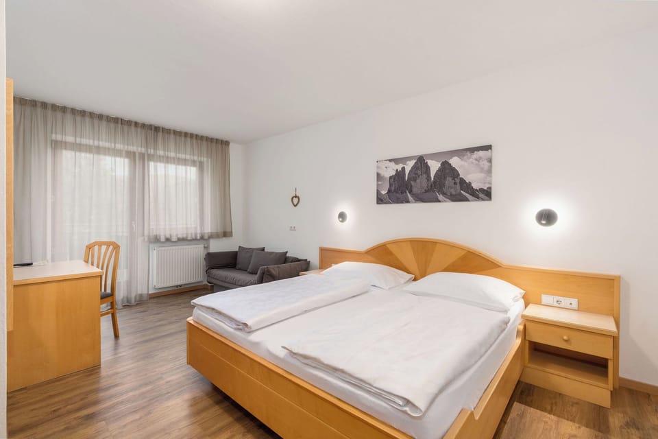 Standard Double Room, 1 Queen Bed, Non Smoking, Private Bathroom | In-room safe, desk, laptop workspace, soundproofing