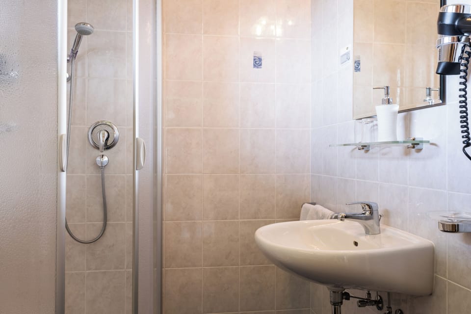 Standard Double Room, 1 Queen Bed, Non Smoking, Private Bathroom | Bathroom | Shower, hair dryer, heated floors, towels