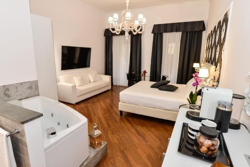 Deluxe Suite | Premium bedding, down comforters, in-room safe, blackout drapes