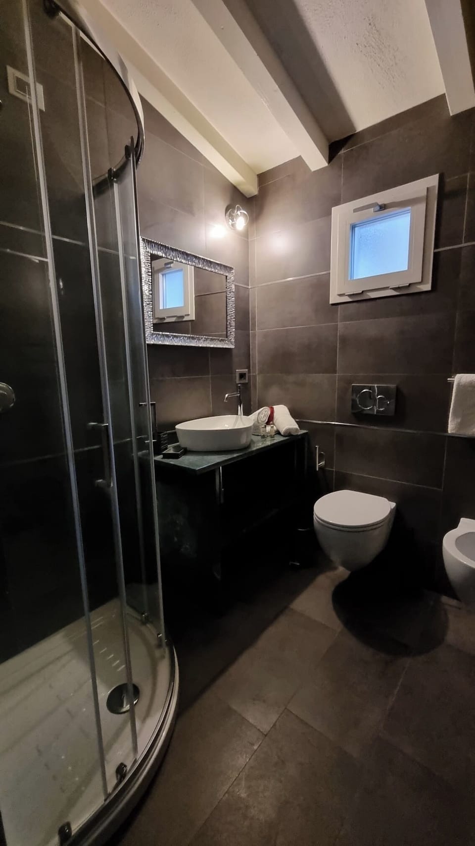 Classic Double Room | Bathroom | Shower, rainfall showerhead, free toiletries, hair dryer