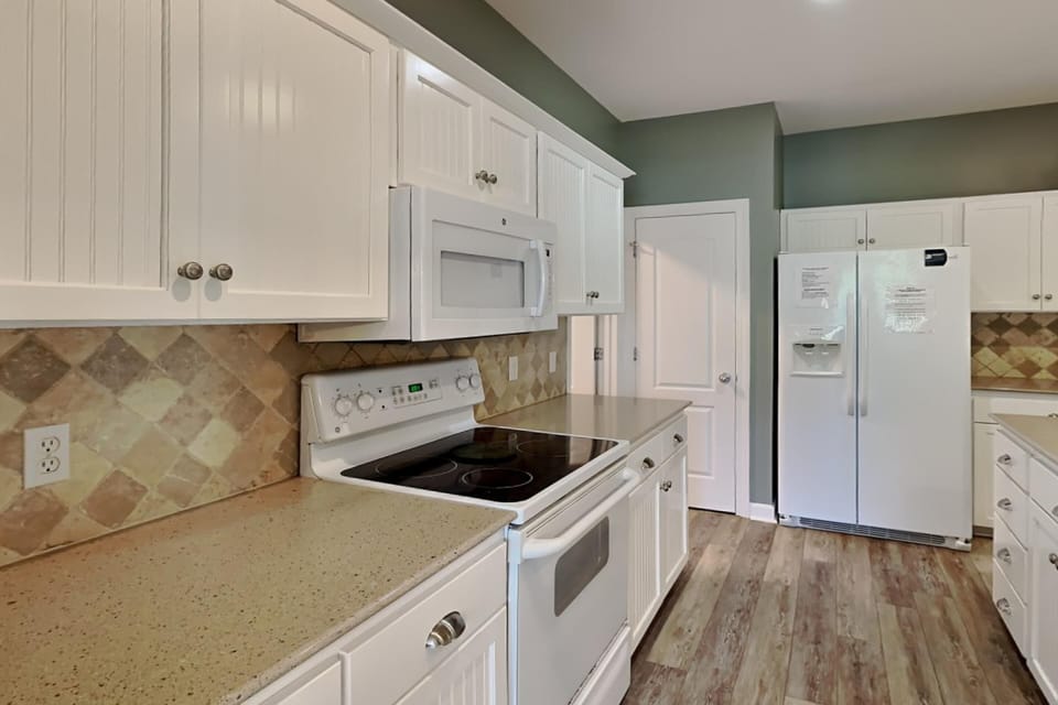 House, Multiple Beds, Pool Access, Pool View | Private kitchen | Fridge, microwave, oven, stovetop