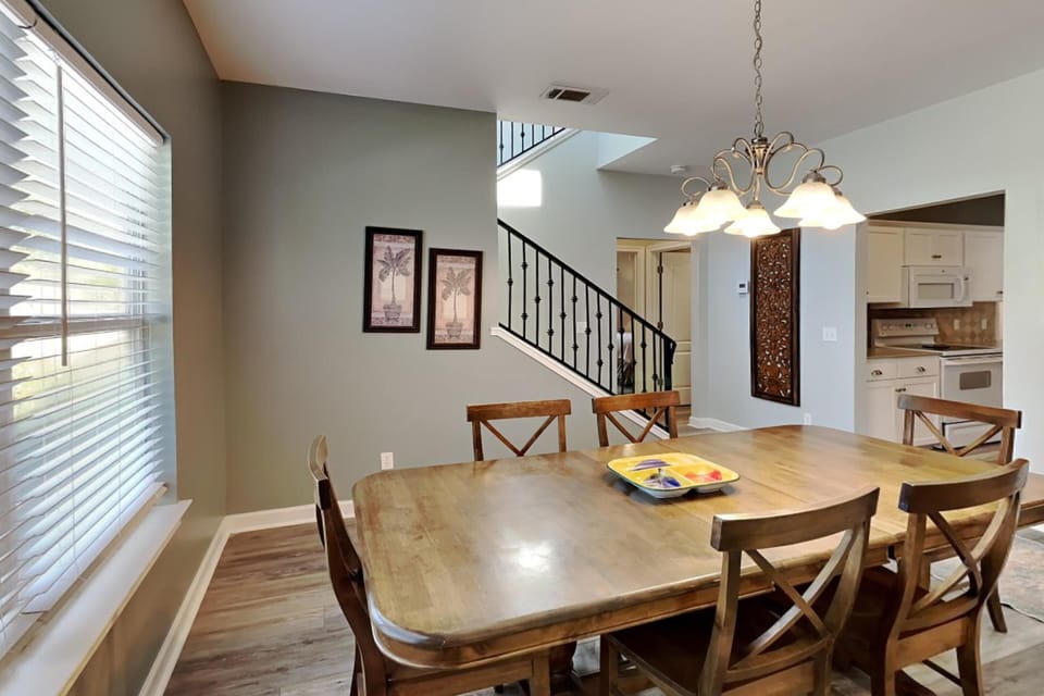 House, Multiple Beds, Pool Access, Pool View | Dining