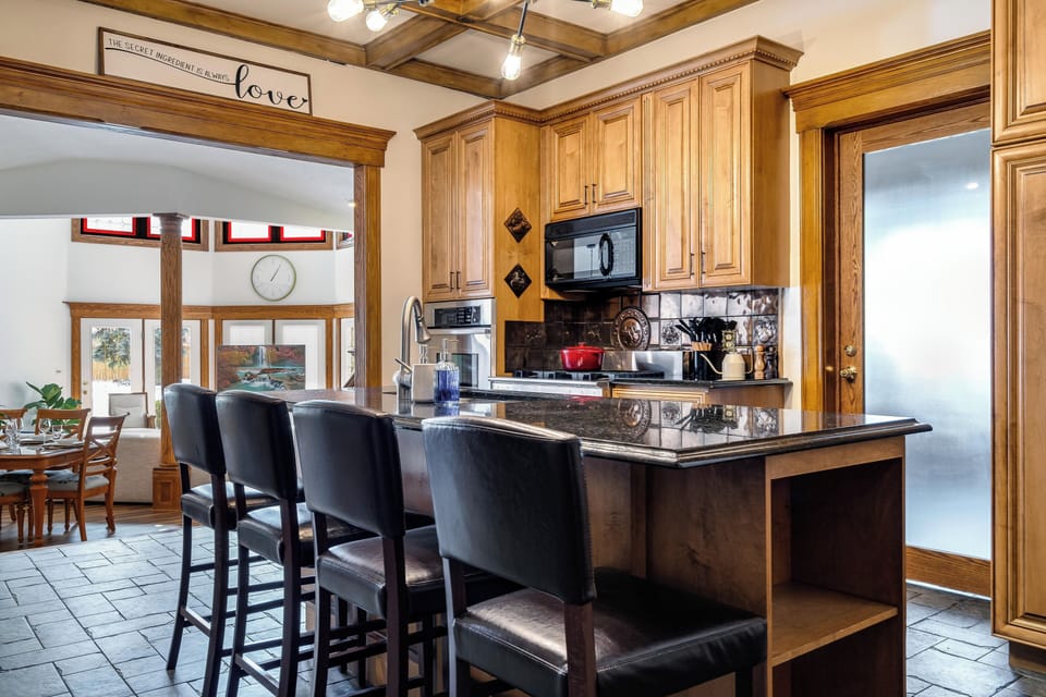 Premium Suite | Private kitchen | Shared fridge, microwave, paper towels