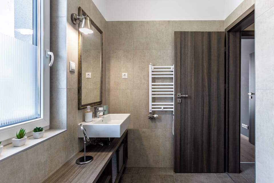 Lake Side Luxury – Steps to the Lake Lela Apartment in Hungary