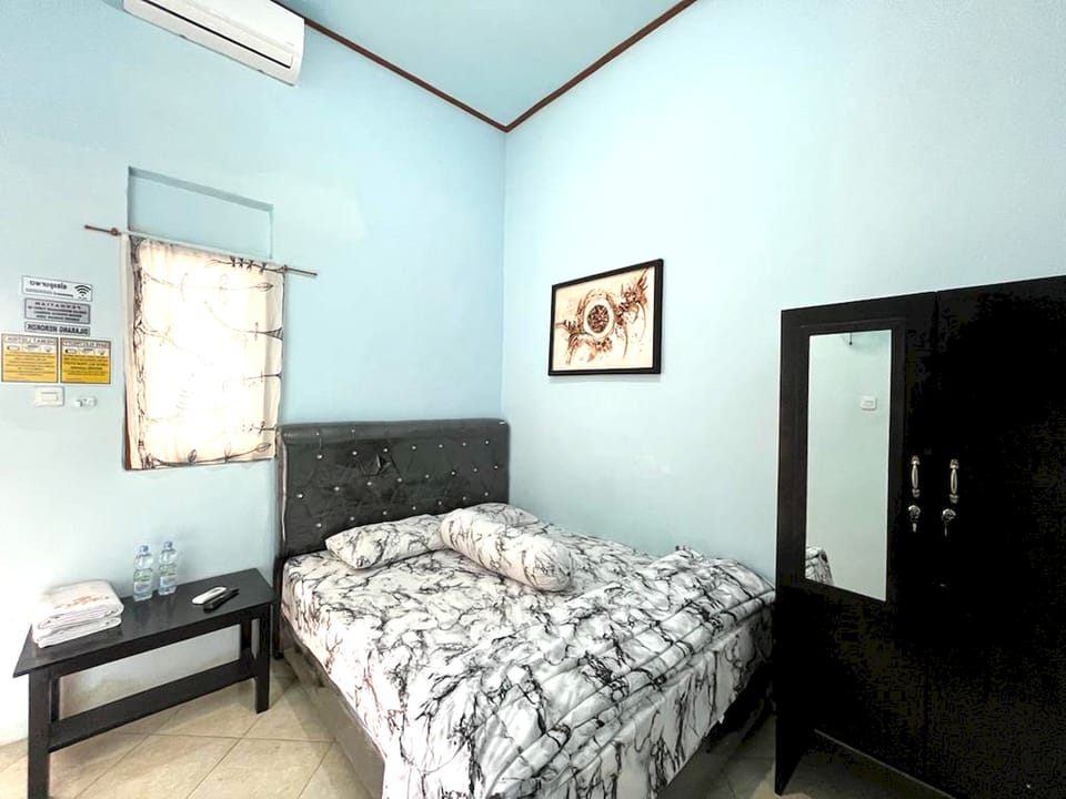 Deluxe Studio | Desk, laptop workspace, free WiFi, bed sheets