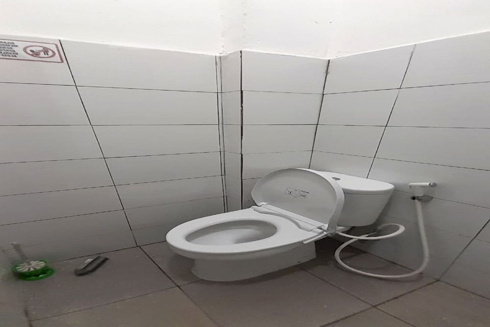 Basic Double Room | Bathroom | Shower, towels
