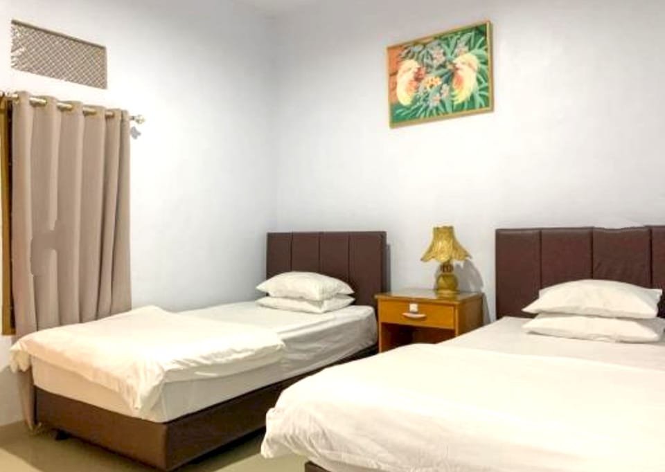 Deluxe Twin Room | Desk, laptop workspace, WiFi (free), bed sheets