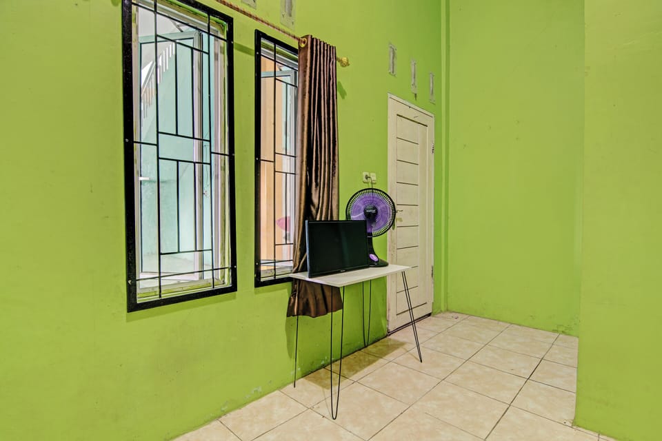 Basic Single Room | Laptop workspace, bed sheets