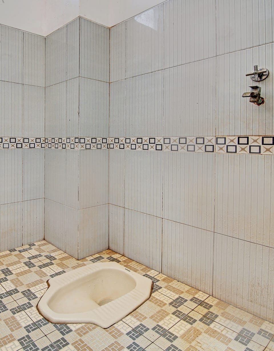 Basic Single Room | Bathroom | Shower, towels