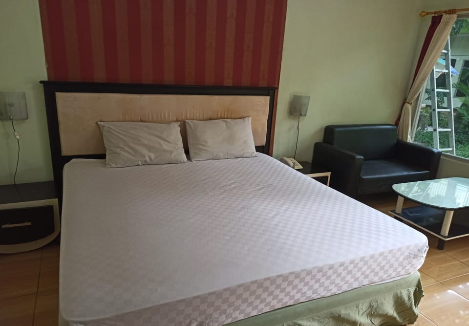 Standard Double Room | Desk, laptop workspace, bed sheets