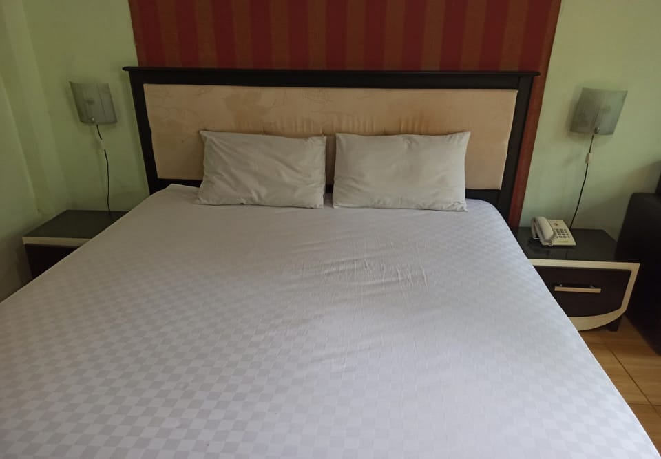 Standard Double Room | Desk, laptop workspace, bed sheets