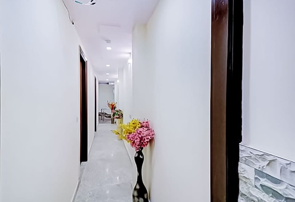 Deluxe Double Room | Living area | 36-inch LED TV with digital channels, offices