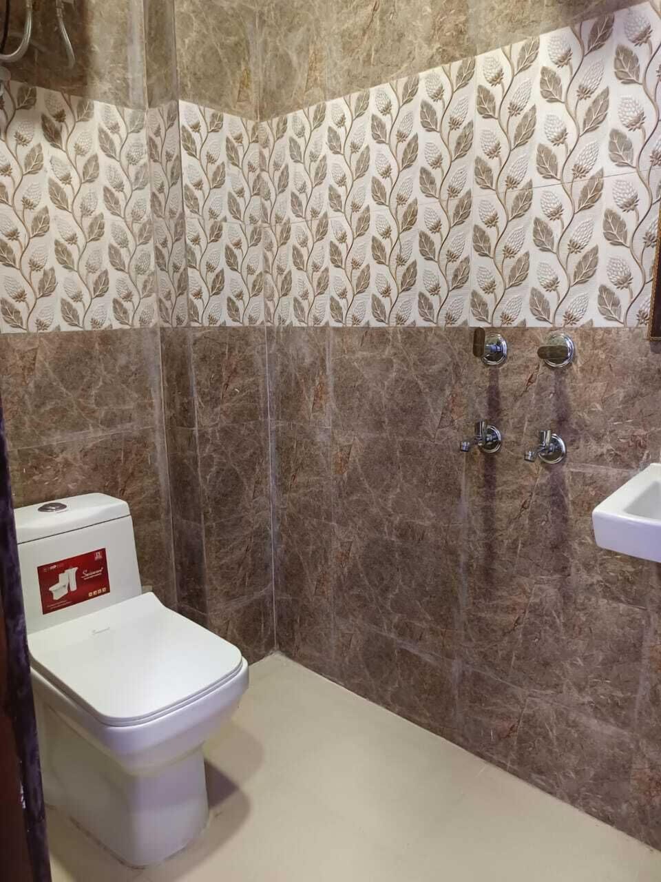 Deluxe Room | Bathroom | Shower, slippers, towels