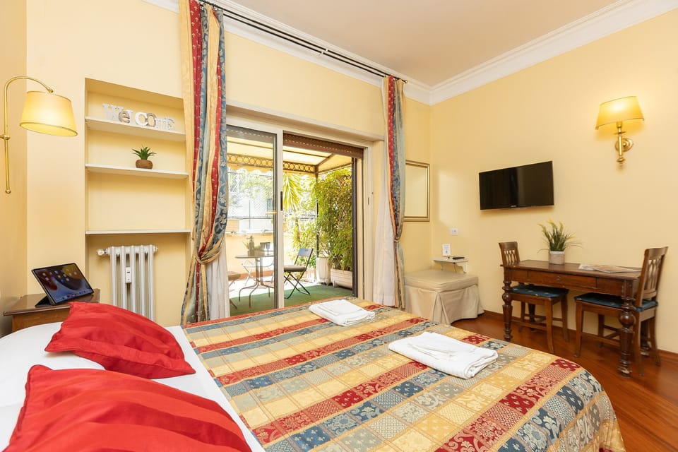 Deluxe Room | 1 bedroom, desk, WiFi (free), bed sheets