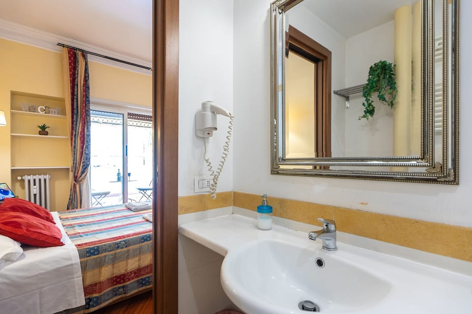 Deluxe Room | Bathroom | Shower, hydromassage showerhead, hair dryer, towels