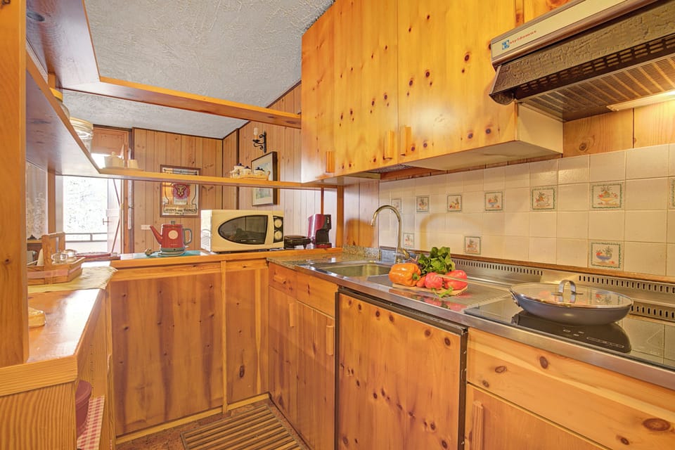 Family Apartment, Multiple Bedrooms (Appartamento Bareu Mountain View) | Private kitchen | Fridge, microwave, stovetop, coffee/tea maker