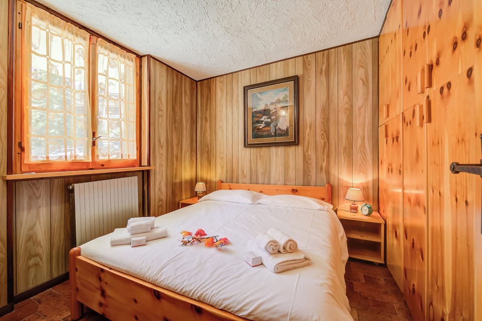 Family Apartment, Multiple Bedrooms (Appartamento Bareu Mountain View) | 1 bedroom, bed sheets