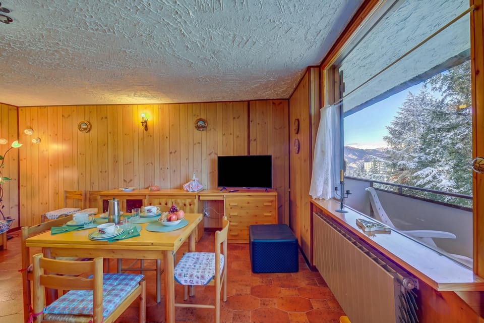 Family Apartment, Multiple Bedrooms (Appartamento Bareu Mountain View) | Dining room