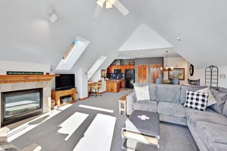 Condo (3 Bedroom Condo on Main Street in Bre) | Exterior