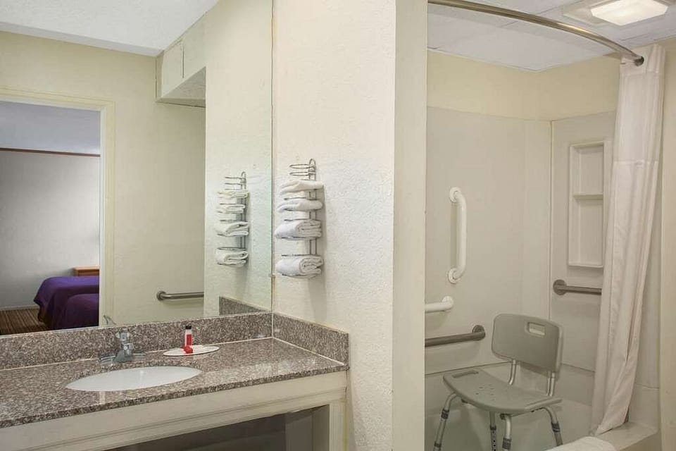 Basic Single Room, Non Smoking | Bathroom | Combined shower/tub, towels, soap, shampoo
