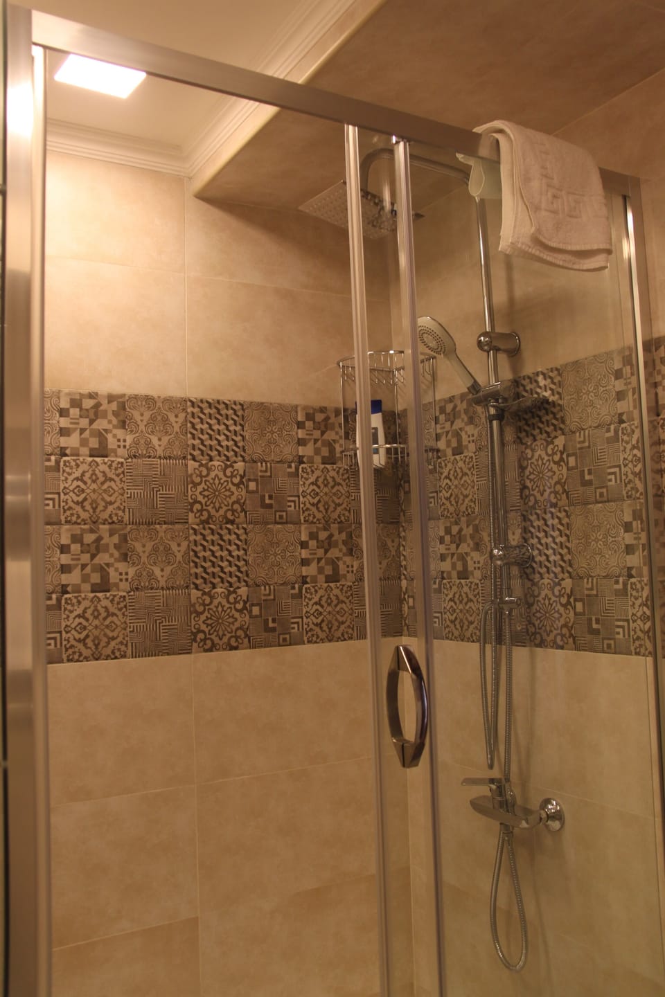 Standard room with 1 Queen bed | Bathroom | Shower, rainfall showerhead, hair dryer, bathrobes