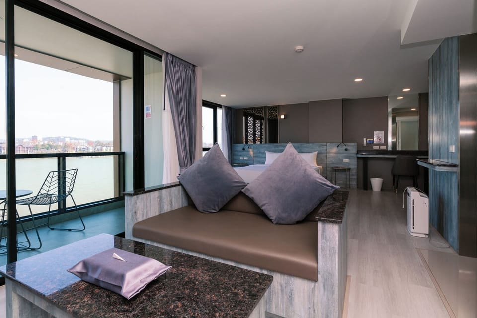 Deluxe Double Room | Desk, WiFi (free), bed sheets