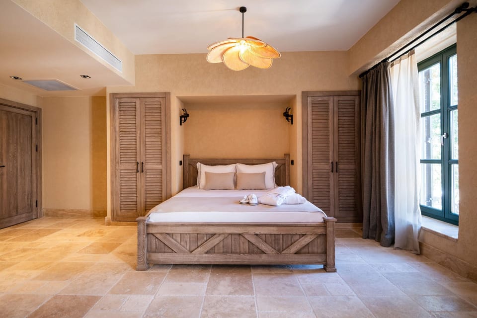 Suite | In-room safe, free WiFi, bed sheets
