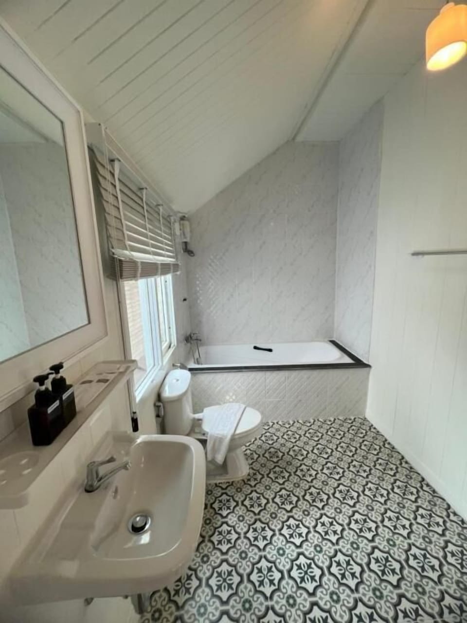 Deluxe Double Room, 1 Double Bed, Balcony | Bathroom | Shower, towels
