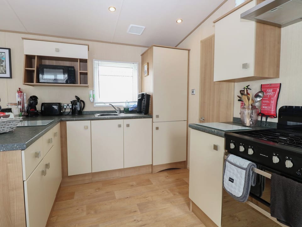 Cottage | Private kitchen | Fridge, electric kettle, toaster, cookware/dishes/utensils