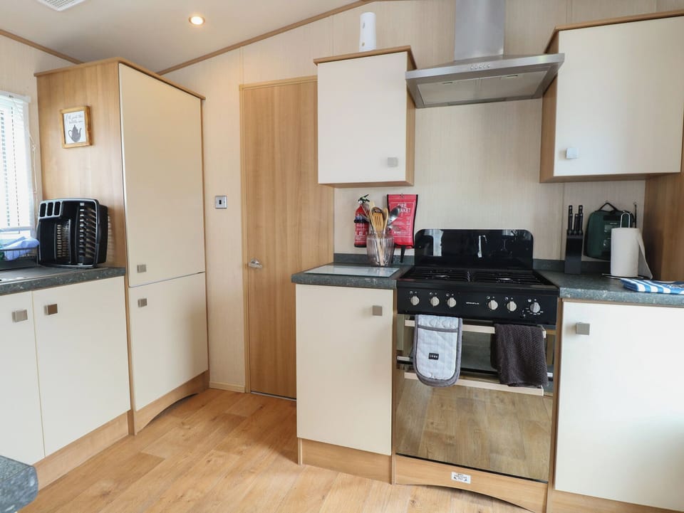 Cottage | Private kitchen | Fridge, electric kettle, toaster, cookware/dishes/utensils