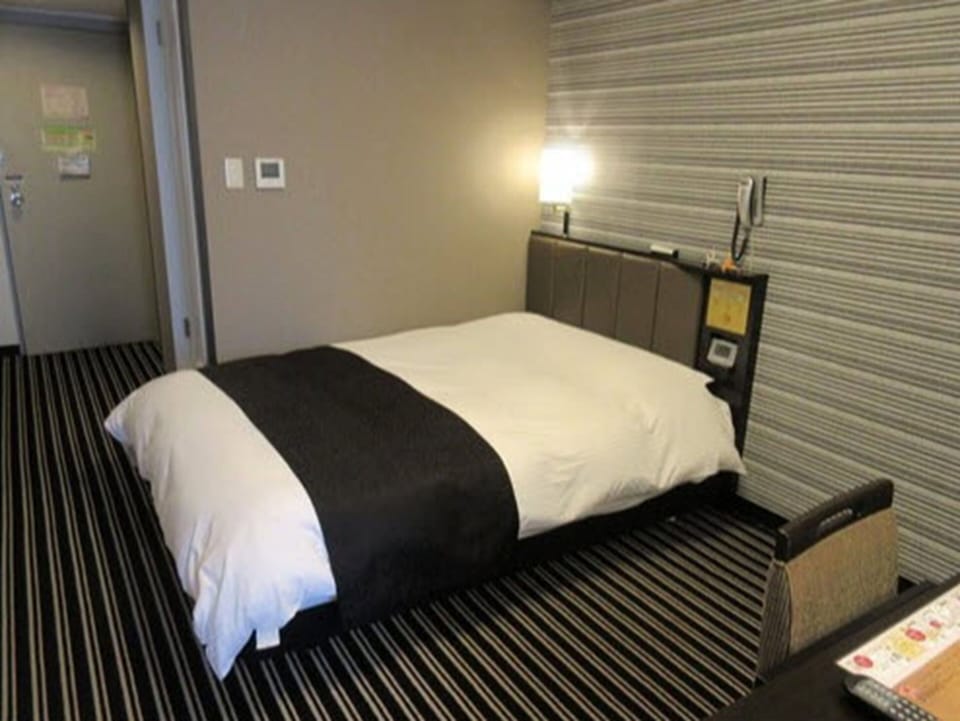 Premium bedding, down comforters, in-room safe, desk
