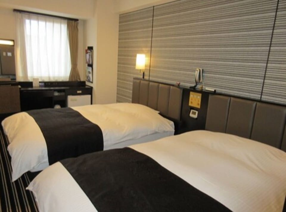 Premium bedding, down comforters, in-room safe, desk