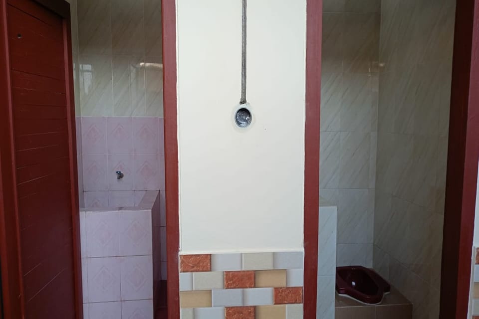 Economy Double Room | Bathroom | Shower, free toiletries, towels