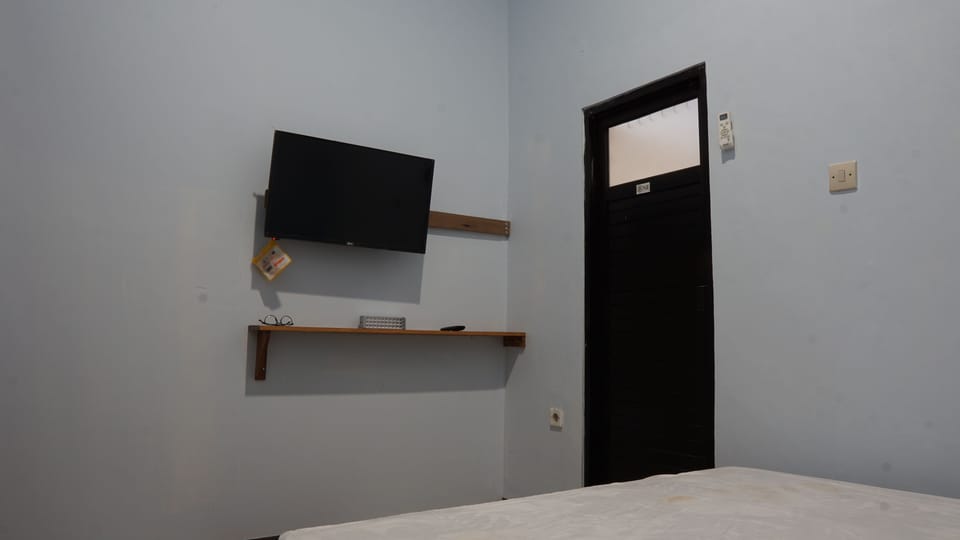 Standard Double Room | Desk, laptop workspace, bed sheets