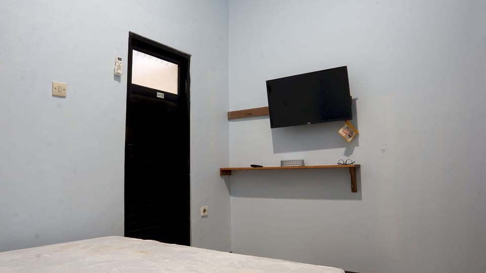 Standard Double Room | Desk, laptop workspace, bed sheets