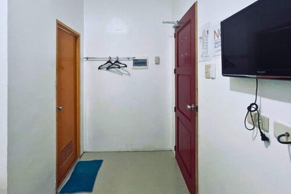 Deluxe Single Room | Desk, bed sheets