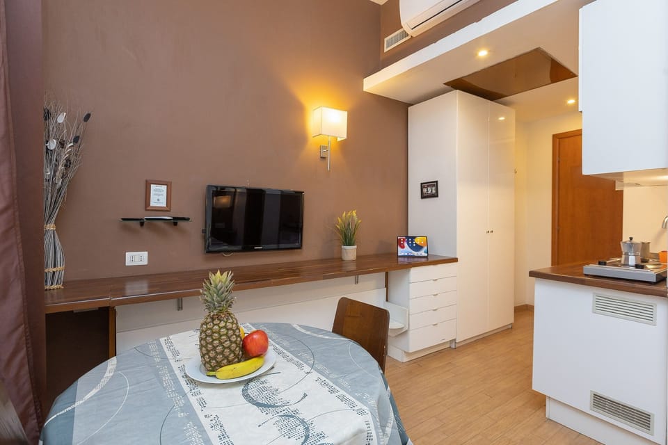 Classic Triple Room | Desk, laptop workspace, free WiFi, bed sheets