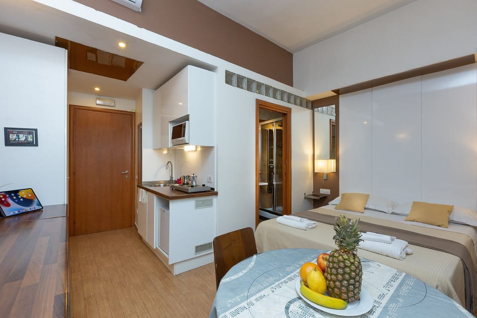 Classic Triple Room | Desk, laptop workspace, WiFi (free), bed sheets