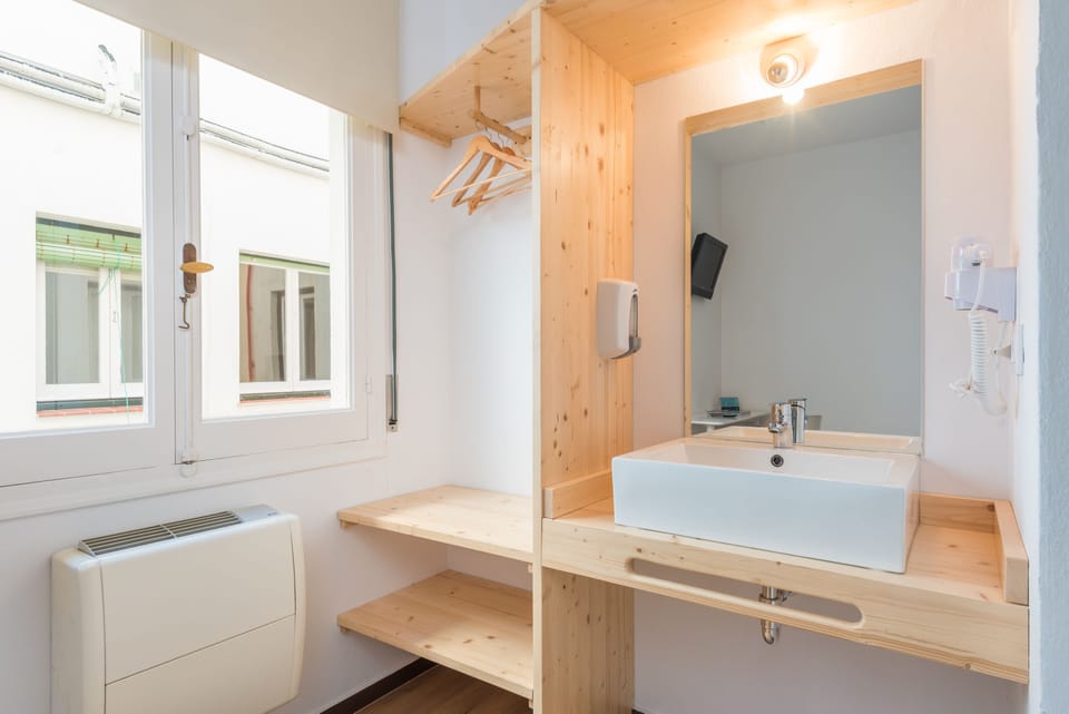 Single Room, 1 Twin Bed | Bathroom sink