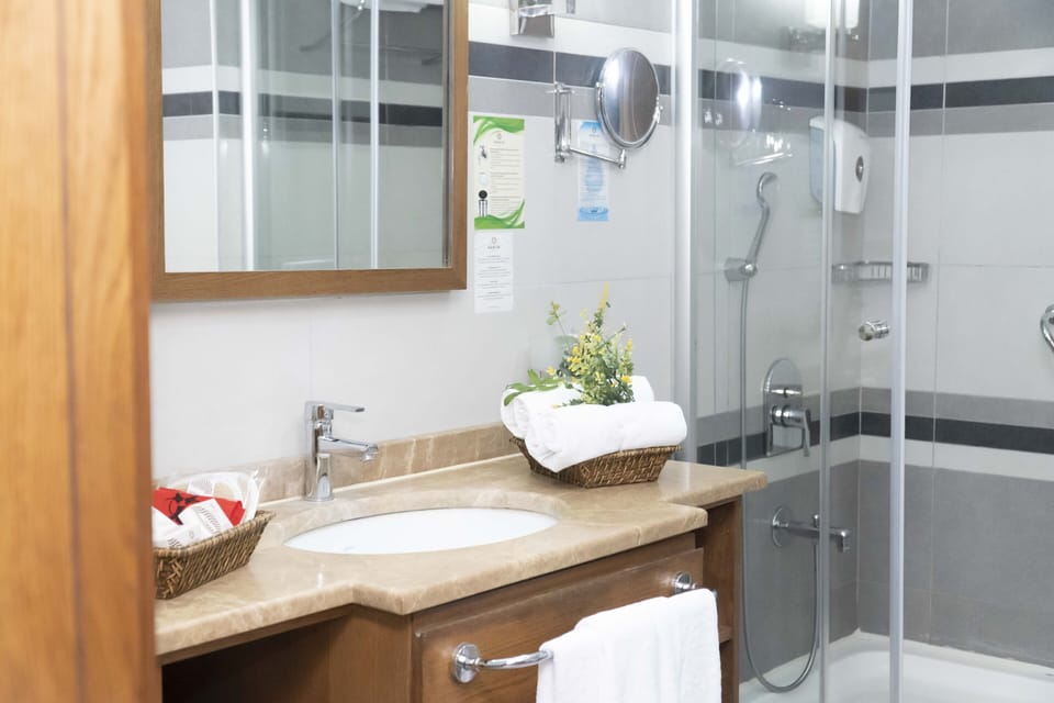 Family Room | Bathroom | Shower, free toiletries, hair dryer, slippers