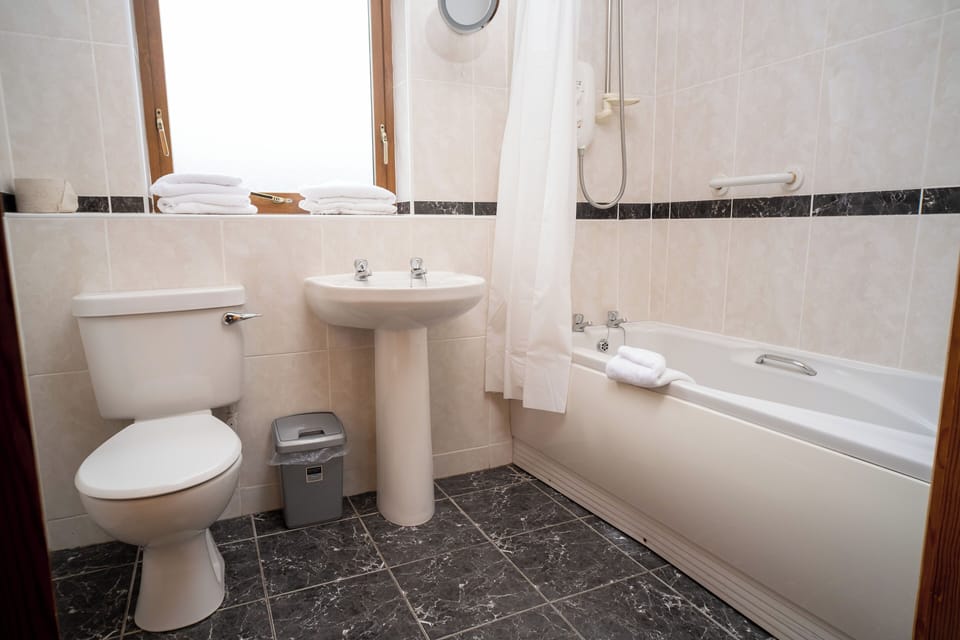 Combined shower/tub, towels