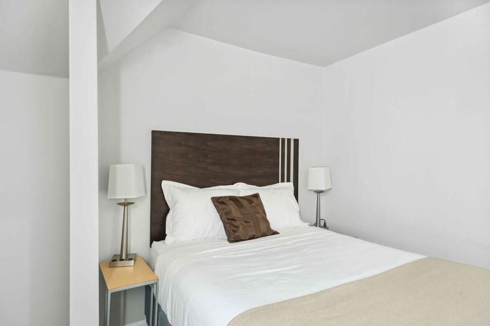 2 bedrooms, laptop workspace, iron/ironing board, bed sheets