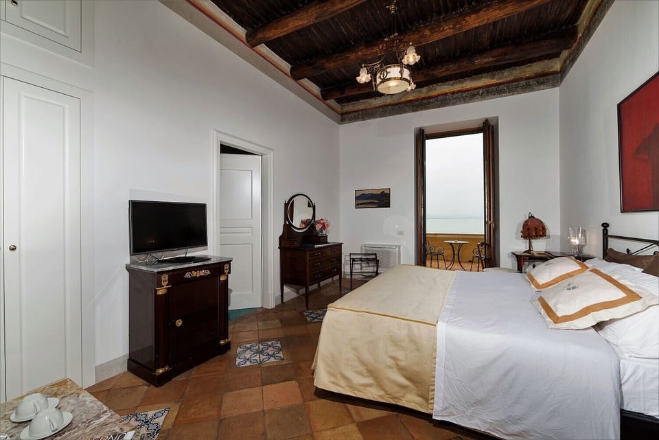 Superior Double Room, Balcony | Minibar, in-room safe, desk, cribs/infant beds