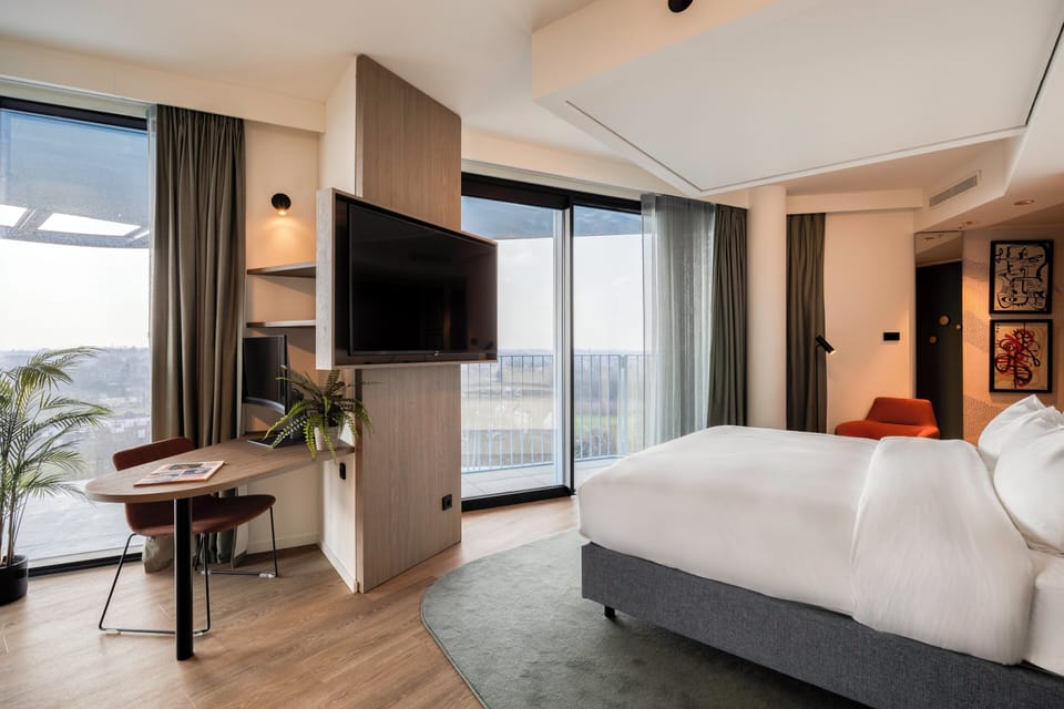 Grand Room, 1 King Bed, Balcony | Minibar, in-room safe, desk, soundproofing